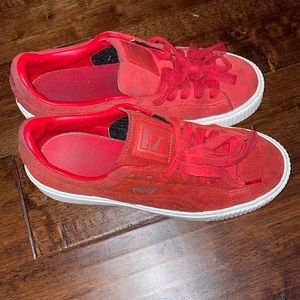 RED SUEDE PUMA’S